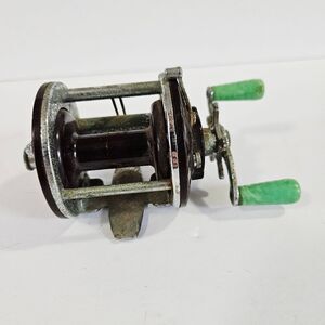 Vintage Penn Peer No. 109 Green Bakelite Collectible Bait Casting Fishing Reel